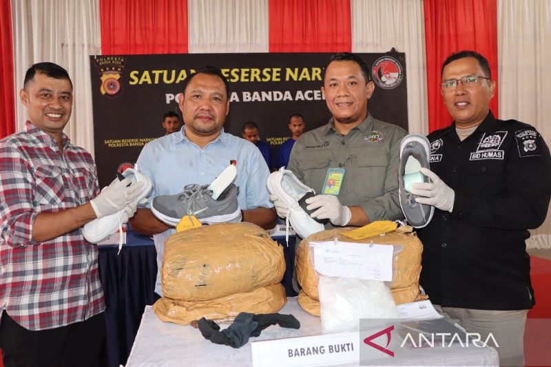 Dua Pria Ditangkap Usai Penyundupan 991 Gram Sabu ke Jakarta