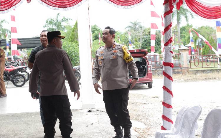 Kapolres Gunung Mas AKBP Theodorus Priyo Santosa dan lainnya saat meninjau kantor KPU setempat, Selasa, 27 Agustus 2024. (FOTO: POLRES GUMAS)