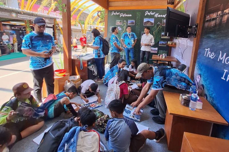 Promosi Wisata Gunung Binaiya di Taman Nasional Manusela