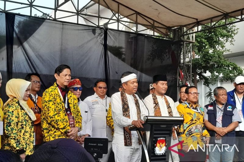 Calon Gubernur dan Wakil Gubernur Jabar Dedi Mulyadi-Erwan Setiawan memberikan keterangan di Kompleks Gedung KPU Jabar, Bandung, Selasa (27/8/2024). (ANTARA/Ricky Prayoga)