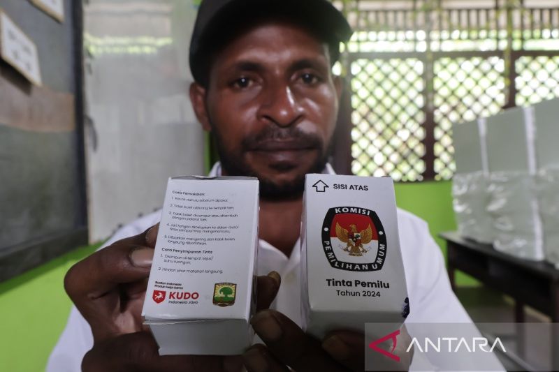 Arsip - Petugas kelompok penyelengara pemungutan suara (KPPS) memegang tinta pemilu berbahan gambir yang digunakan saat Pemilu 14 Februari di Kabupaten Asmat, Papua Selatan. ANTARA/Muhammad Zulfikar