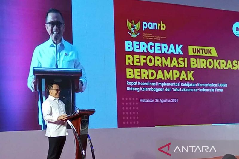 Menteri Pemberdayaan Apartaur Negara dan Reformasi Birokrasi Abdullah Azwar Anas saat membuka kegiatan "Rapat Koordinasi kelembagaan Yang Agile Melalui Digitalisasi Pemerintahan" di Makassar Senin, (26//8/2024). ANTARA/Muh Hasanuddin.