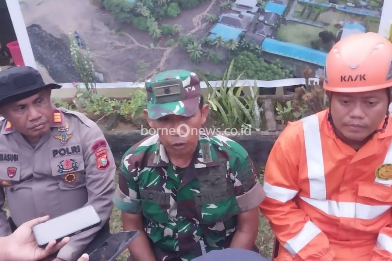 Tim Posko Tanggap Darurat Bencana Banjir Ternate, Mayor Inf Rudin Sidangoli bersama Kasubbag Renmin Sat Brimob Polda Malut, AKP Syarif Umasugi dan Kasi Ops Basarnas Ternate, Bram saat menggelar konferensi pers terkait pencarian korban di hari ketiga, Selasa (27/8/2024). ANTARA/Abdul Fatah (Abdul Fatah)