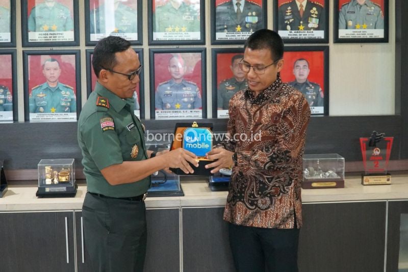General Manager PT PLN (Persero) UID Kalselteng Ahmad Syauki (kanan) memberikan plakat PLN Mobile kepada Danrem 101/Antasari Brigjend TNI Ari Aryanto (kiri) sebagai salah satu bentuk sosialisasi Aplikasi PLN Mobile kepada stakeholder, beberapa waktu lalu. (ANTARA/HO-PLN UID Kalselteng)