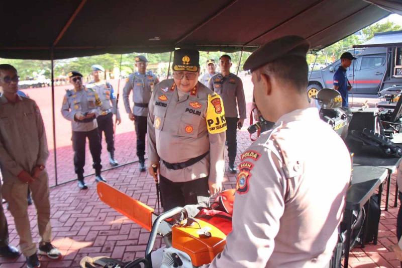 Kapolda Aceh Irjen Polisi Achmad Kartiko mengecek peralatan untuk pengamanan pilkada di Banda Aceh. ANTARA/HO-Bidhumas Polda Aceh