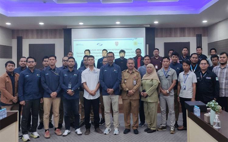 Kepala Disnakertrans Kalteng foto bersama saat mengikuti kegiatan sosialisasi keselamatan ketenagalistrikan di UP3 Palangka Raya, Selasa, 27 Agustus 2024. (FOTO: HERMAWAN)