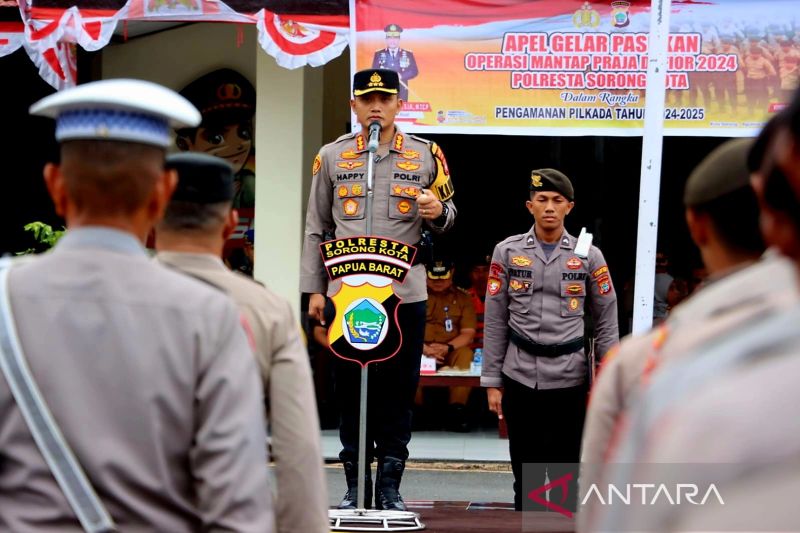 Kapolresta Sorong Kota Kombespol Happy Perdana Yudianto saat memimpin apel gelar pasukan Operasi Mantap Praja Dofior 2024 di Mapolresta Sorong, Selasa (27/8/2024). ANTARA/Yuvensius Lasa Banafanu