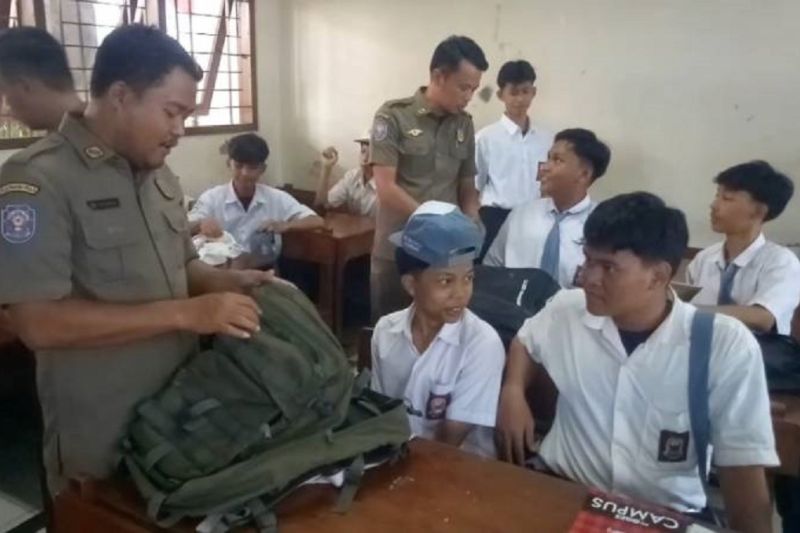 Satpol PP Tangerang Lakukan Razia Tas Pelajar untuk Cegah Tawuran