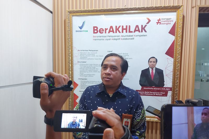 Arsip - Kepala Badan Pengawasan Obat dan Makanan (BPOM) di Batam Musthofa Anwari. (ANTARA/Laily Rahmawaty)