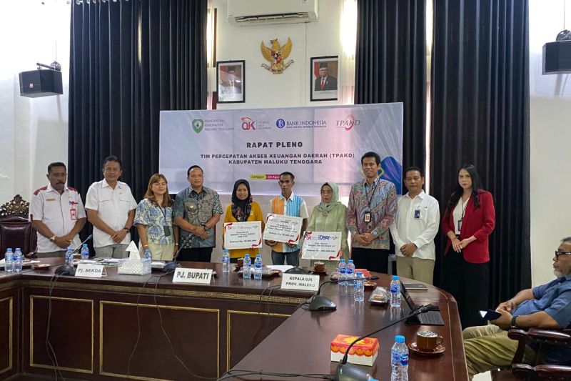 Pengukuhan TPAKD Dorong Inklusi Keuangan di Kota Tual dan Maluku Tenggara