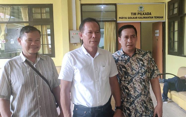 Ketua DPD Partai Perindo Kalteng, Sengkon (tengah) saat soan ke DPD Gokar Kalteng, Selasa, 27 Agustus 2024. (FOTO: IST)