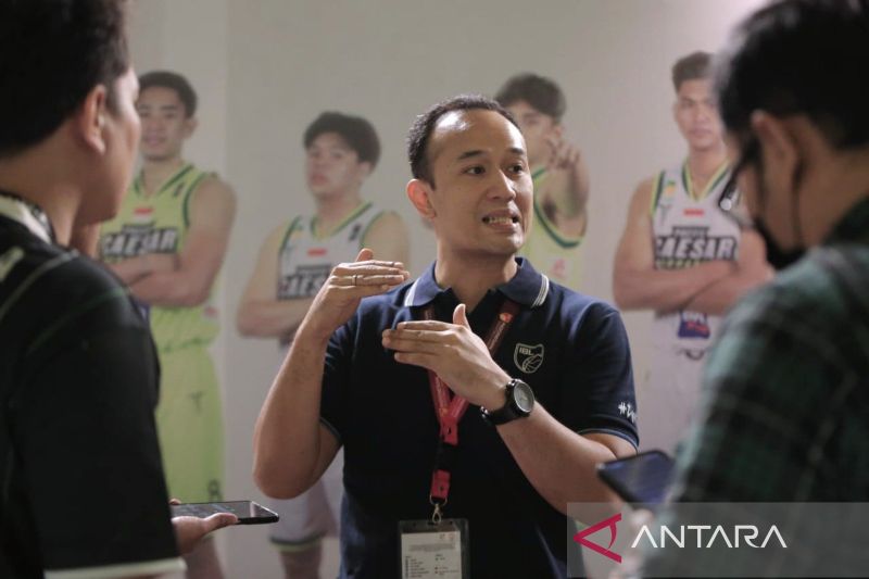 Foto arsip - Direktur Utama Indonesia Basketball League (IBL) Junas Miradiarsyah (tengah) memberikan keterangan kepada wartawan usai laga Pasific Caesar Surabaya lawan Bali United Basketball di Gor Pasific Caesar Surabaya, Minggu (26/5/2024) malam. (ANTARA/Moch Asim)