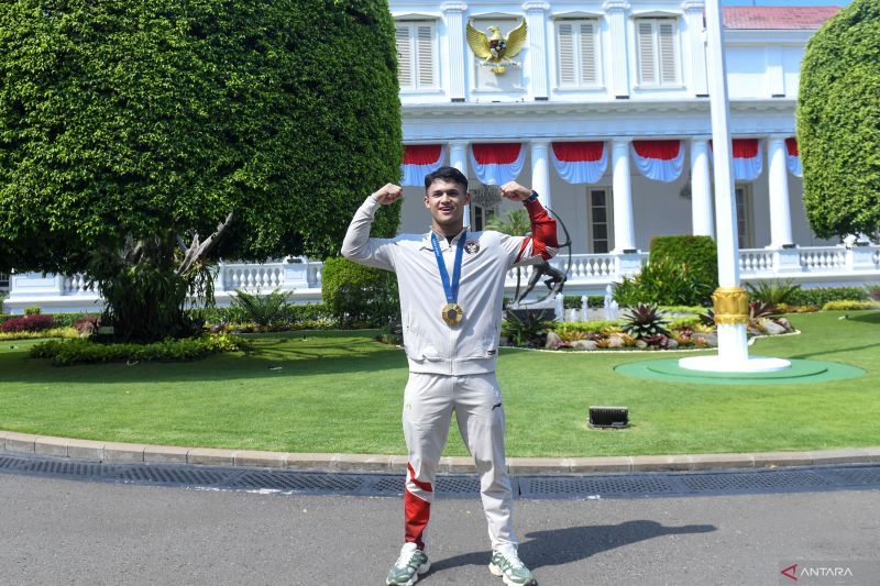 Lifter putra Rizki Juniansyah berpose usai mengikuti acara penyerahan bonus kepada kontingen Indonesia yang berlaga di Olimpiade Paris 2024 di halaman Istana Negara, Jakarta, Kamis (15/8/2024). . ANTARA FOTO/Muhammad Adimaja/Spt (ANTARA FOTO/MUHAMMAD ADIMAJA)
