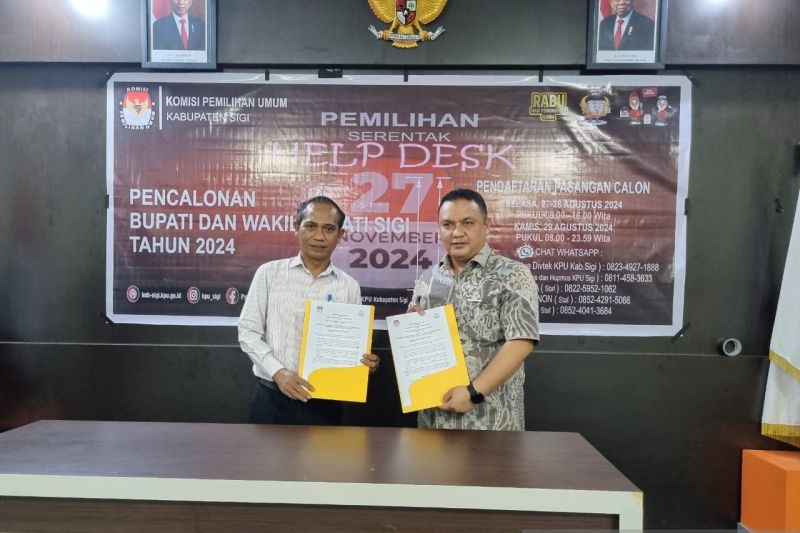 Ketua KPU Kabupaten Sigi Soleman dan perwakilan Rumah Sakit Umum Daerah Undata usai menandatangani perjanjian kerjasama untuk pemeriksaan kesehatan calon bupati dan wabup Sigi pada Pilkada serentak tahun 2024, di Palu, pekan lalu. ANTARA/HO-KPU Sigi