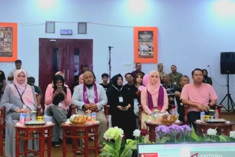 Bakal pasangan calon Wali Kota dan Wakil Wali Kota Gorontalo Ramli Anwar dan Ana Supriyana mendaftarkan diri di KPU Kota Gorontalo, Gorontalo, Selasa (27/8/2024). ANTARA/Zulkifli Polimengo