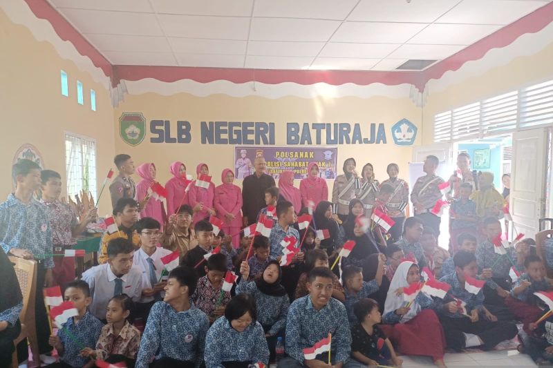 Kunjungan jajaran Polres OKU ke SLB Negeri OKU dalam Program Polisi Sahabat Anak. (ANTARA/Edo Purmana)