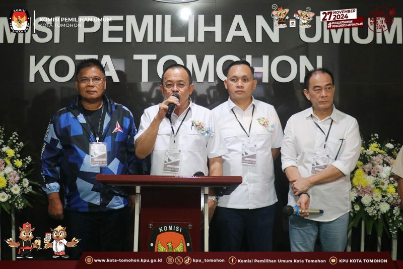 Calon wali kota Tomohon, Wenny Lumentut memberikan sambutan didampingi calon wakil wali kota Michael mait, dan tim pemenangan saat mendaftar ke KPU Tomohon. ANTARA/HO-KPU Tomohon