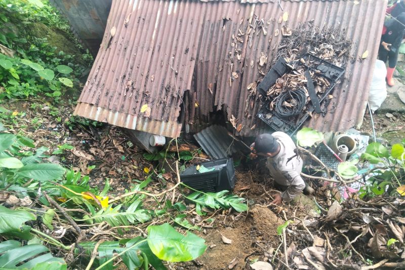 Personel BPBD Padang menangani bencana tanah longsor yang menimpa rumah warga di Padang Selatan, Padang pada Selasa (27/8). ANTARA/HO-BPBDPadang