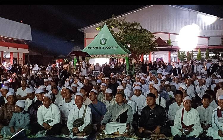Hujan Tak Surutkan Semangat Masyarakat Ikuti Tabligh Akbar Bersama Guru Udin di Kotim