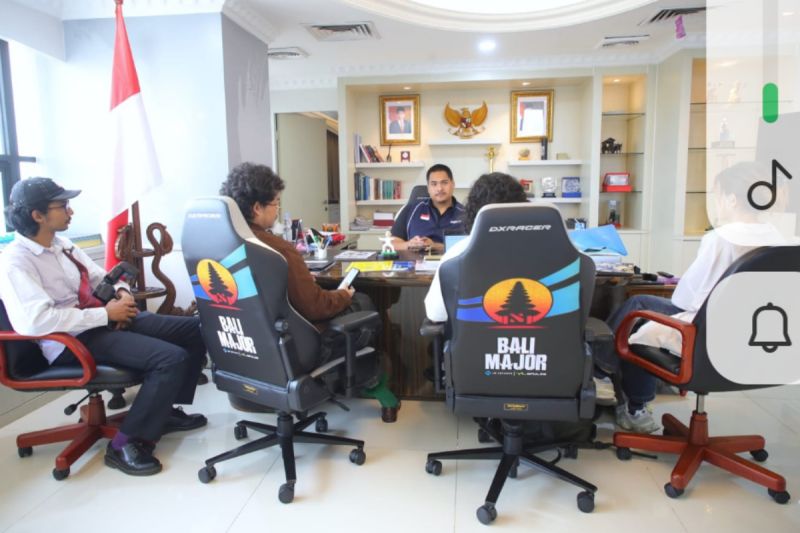 Menpora Dito Ariotedjo (tengah) saat berdiskusi dengan salah satu media nasional di Kantor Kemenpora, Senayan, Jakarta, Selasa (27/8/2024). ANTARA/HO-Kemenpora