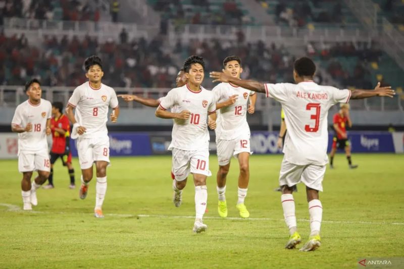 Foto arsip - Pesepak bola Timnas Indonesia U-19 Muhammad Kafiatur Rizky (10) berselebrasi bersama rekan setimnya usai mencetak gol ke gawang Timnas Timor Leste pada pertandingan penyisihan Grup A Piala ASEAN U-19 Boys Championship atau AFF U-19 di Stadion Gelora Bung Tomo, Surabaya, Jawa Timur, Selasa (23/7/2024). (ANTARA FOTO/Rizal Hanafi)