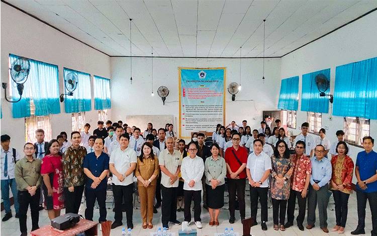 STIH Tambun Bungai Palangka Raya Gelar Penyuluhan Hukum di SMA Kristen