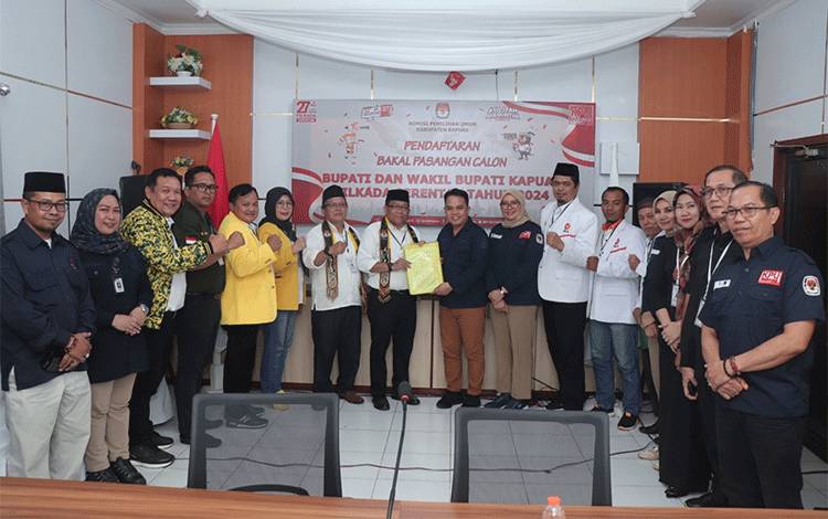 Ketua KPU Kapuas saat menerima berkas pendaftaran Bakal Paslon Erlin Hardi dan Alberkat Yadi pada Selasa sore, 27 Agustus 2024. (FOTO: IST)