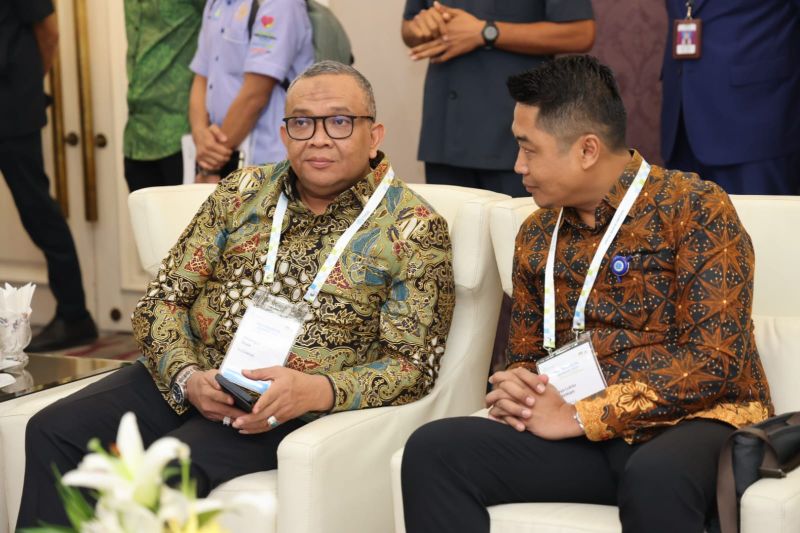Deputy Minister of Manpower, Afriansyah Noor (left), at the 'Social Security for Self-Employed and Platform Workers' seminar in Kuala Lumpur, Malaysia, on Tuesday (August 27, 2024). (ANTARA/HO-Manpower Ministry/rst)