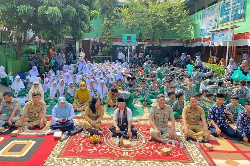 Suku Dinas KPKP Jakbar Bagikan Makanan Olahan Ikan untuk Pelajar