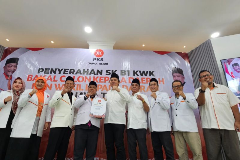 PKS Jatim Serahkan SK B1 KWK kepada Tujuh Calon Kepala Daerah