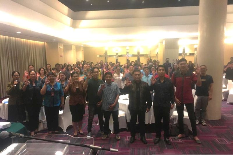 Kepala Dinas Kesehatan Provinsi Bali dr I Nyoman Gede Anom bersama para konselor HIV dalam acara pertemuan konselor HIV se-Bali, di Denpasar, Selasa (27/8/2024). ANTARA/Ni Luh Rhismawati