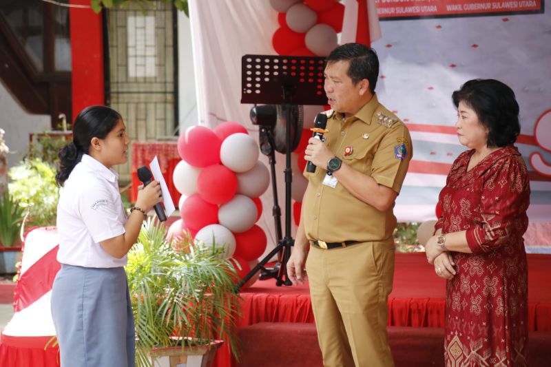 Wakil Gubernur Steven Kandouw berdialog dengan salah satu siswa SMAN 3 Manado. ANTARA/HO-DKIPS