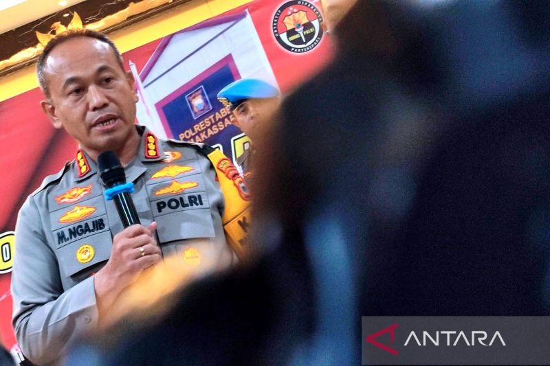 Kapolrestabes Makassar Kombes Pol Mokh Ngajib menjawab pertanyaan warrtawan di Maporestabes Makassar, Sulawesi Selatan, Selasa (27/8/2024). ANTARA/Darwin Fatir.