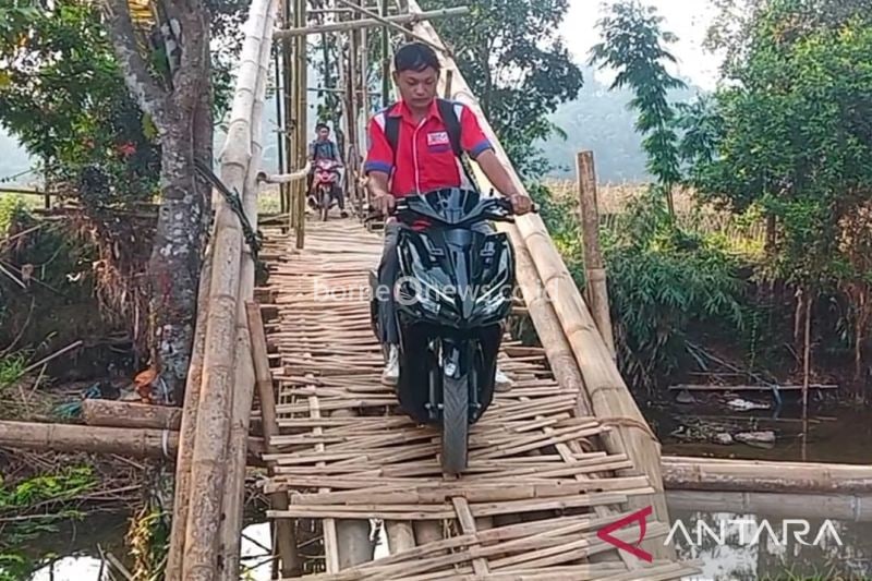 Warga Sukabumi Bangun Jembatan Darurat Pasca Banjir Cikaso