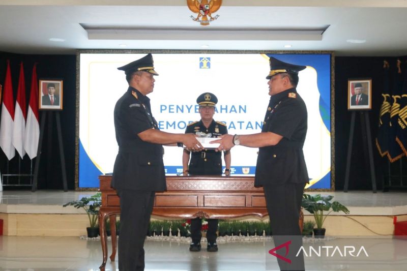 Staf Ahli Menteri Hukum dan HAM Bidang Ekonomi Lucky Agung Binarto saat memimpin serah terima jabatan Kepala Kantor Wilayah Kemenkumham Kalsel di Banjarmasin, Selasa (27/8/2024). (ANTARA/Firman)