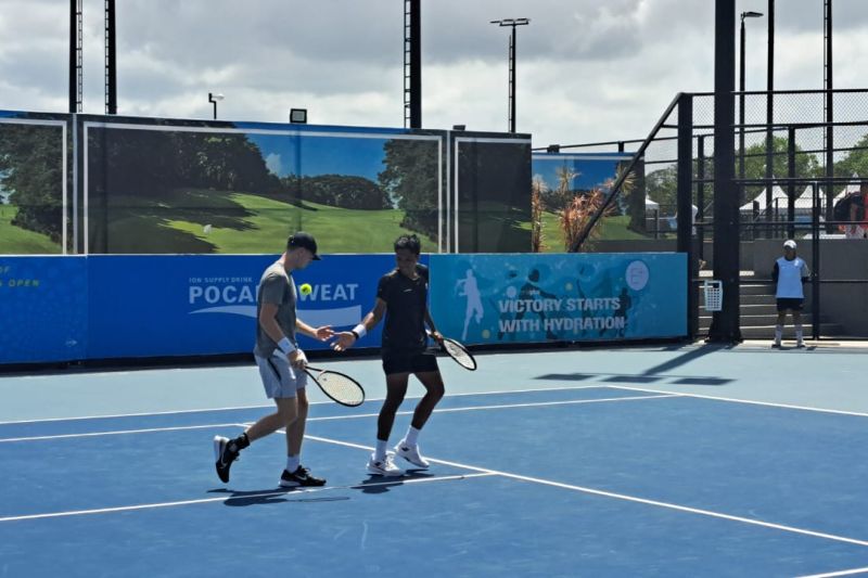 Petenis Indonesia Muhammad Rifqi Fitriadi yang berpasangan dengan petenis asal Inggris Max Basing beraksi saat melawan ganda Selandia Baru Alexander Klintcharov/Reece Falck pada babak pertama Amman Mineral Men's World Men's Tennis Championship 2024 di Bali National Tennis Center, kawasan wisata ITDC Nusa Dua, Bali, Selasa (27/8/2024). (ANTARA/HO)