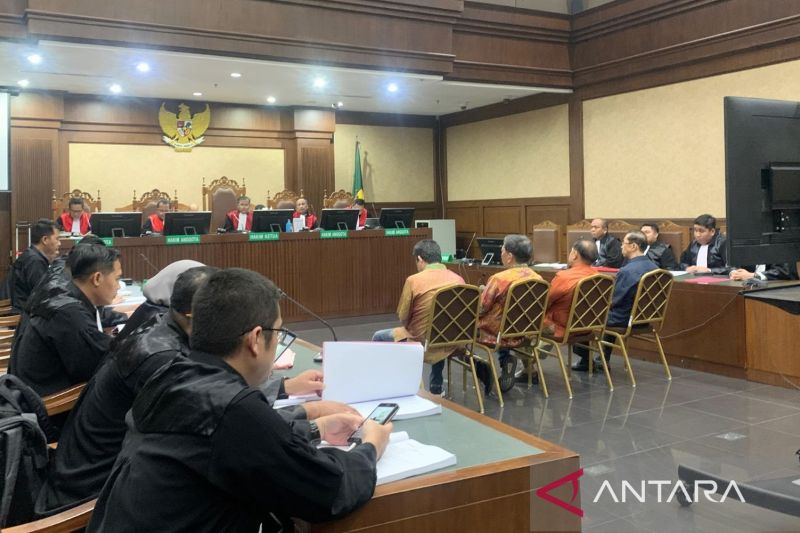 Tiga petinggi smelter swasta dan satu pengepul dalam sidang pembacaan surat dakwaan kasus dugaan korupsi timah di Pengadilan Tipikor Jakarta, Selasa (27/8/2024). (ANTARA/Agatha Olivia Victoria)