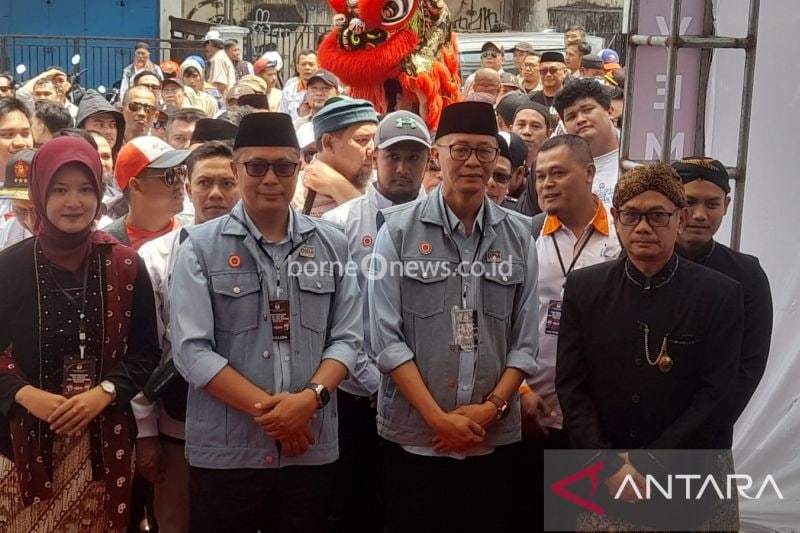 Pasangan bakal calon Wali-Wakil Wali Kota Sukabumi Achma Fahmi- Dida Sembada saat mendaftar ke KPU Kota Sukabumi pada Selasa (27/8/2024). ANTARA/Aditya Rohman.