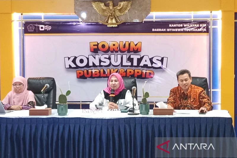Kepala Kanwil DJP DIY Erna Sulistyowati (tengah) dalam acara Forum Konsultasi Publik dan Forum Pejabat Pengelola Informasi dan Dokumentasi Tahun 2024 di Yogyakarta, Selasa (27/8/2024). (ANTARA/Luqman Hakim)