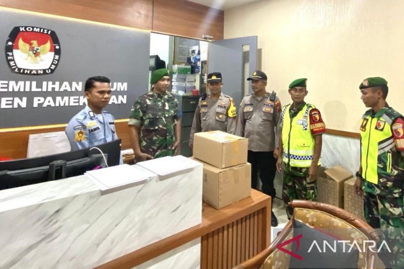 Petugas gabungan dari unsur polisi dan TNI memeriksa kondisi keamanan di lokasi pendaftaran bakal pasangan Calon Bupati dan Wakil Bupati Pamekasan di kantor KPU setempat, Selasa (27/8/2024) malam. (ANTARA/ HO-Polres Pamekasan)