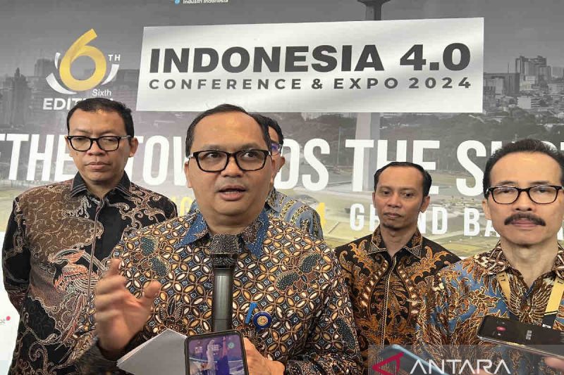 Kepala Badan Standardisasi dan Kebijakan Jasa Industri Kementerian Perindustrian Andi Rizaldi (tengah) memberi keterngan kepada awak media seusai membuka ajang Indonesia 4.0 Conference and Expo 2024 Regional Cloud and Data Center Congress 2024 di Jakarta, Selasa (27/8/2024). (ANTARA/Harianto)