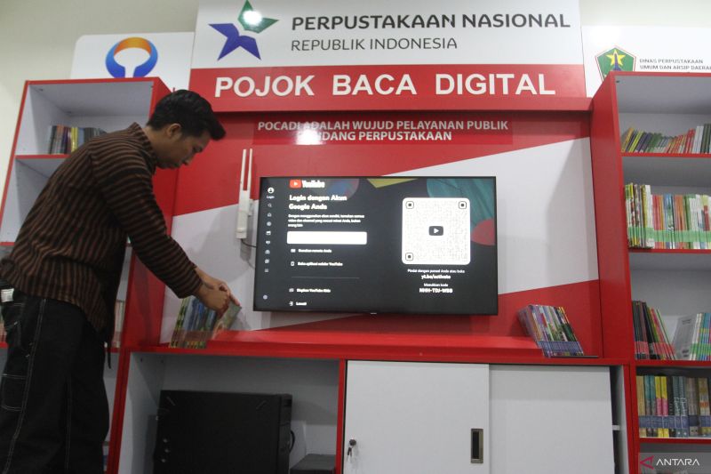 Ilustrasi - Petugas perpustakaan menata buku bentuk fisik yang juga disediakan di Pojok Baca Digital Perpustakaan Nasional di Mall Pelayanan Publik, Malang, Jawa Timur, Kamis (18/7/2024). Pojok baca digital tersebut dilengkapi dengan fasilitas akses internet gratis untuk mengakses buku digital melalui laman Ipusnas yang memiliki koleksi 73 ribu judul buku dan mendapat kunjungan rata-rata 20 hingga 25 orang per hari. ANTARA FOTO/Ari Bowo Sucipto/aww