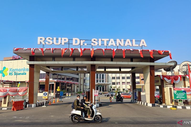 Pengendara roda dua saat melintas di kawasan Rumah Sakit Umum Pemerintah (RSUP) Sitanala Kota Tangerang, Banten. ANTARA/Azmi Samsul Maarif