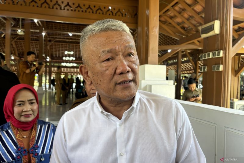 Penjabat (Pj) Wali Kota Bandung Bambang Tirtoyuliono saat memberikan keterangan di Kota Bandung, Jawa Barat, Selasa (27/8/2024). (ANTARA/Rubby Jovan)