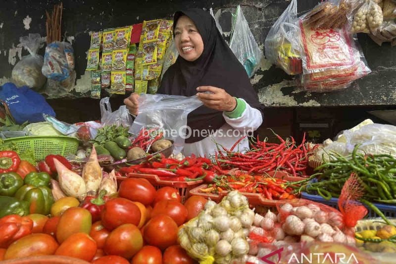 Seorang pedagang mengatur dagangannya di Pasar Minggu, Jakarta, Rabu (21/8/2024). ANTARA/Harianto