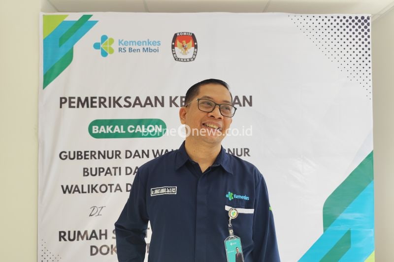 Direktur Utama RSUP dr Ben Mboi Kupang, Annas Ahmad memberikan keterangan kepada wartawan terkait pemeriksaan kesehatan yang dijalani oleh bakal calon kepala daerah, di RSUP dr Ben Mboi Kupang, NTT, Rabu (28/8/2024). (ANTARA/Fransiska Mariana Nuka)