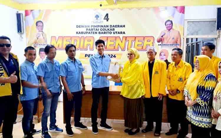 Ketua DPRD Partai Golkar Barito Utara, Hj Sri Neni Trianawati menyerahkan rekomendasi dukungan kepada bakal calon bupati Barito Utara Akhmad Gunadi Nadalsyah, di Sekretariat Partai Golkar Jalan Yetro Sinseng Muara Teweh, Selasa 27 Agustus 2024 sekitar pukul 16.00 WIB. (Foto: Dhani)