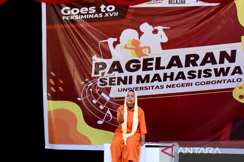 Salah seorang mahasiswa tampil pada pagelaran seni mahasiswa di Universitas Negeri Gorontalo, Kota Gorontalo, Gorontalo. ANTARA/HO-UNG