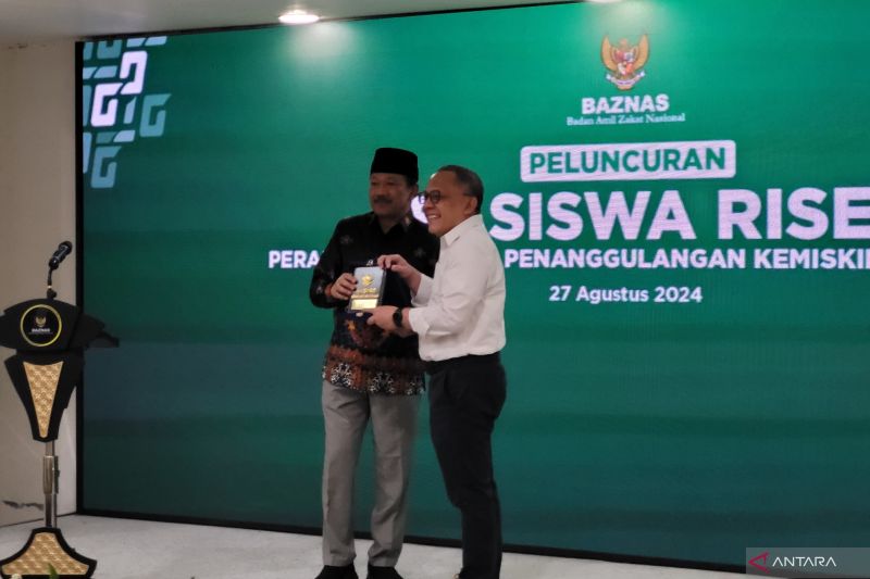 Kepala BRIN Laksana Tri Handoko (kanan) dan Ketua Baznas RI Noor Achmad (kiri) dalam peluncuran Beasiswa Riset Baznas 2024 di Jakarta, Selasa (27/8/2024). (ANTARA/Sean Filo Muhamad)