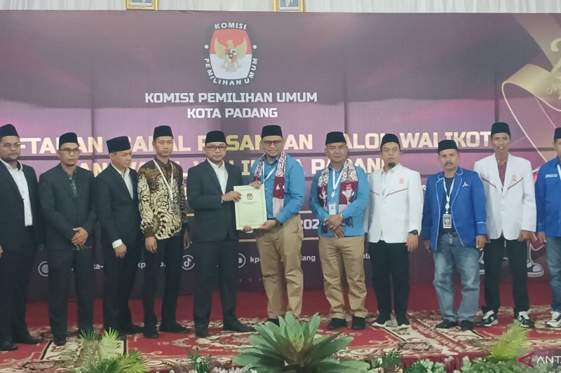 Ketua KPU Padang, Dorry Putra menyatakan berkas pendaftaran Calon Wali Kota dan Wakil Wali Kota Padang, M.Iqbal-Amasrul telah lengkap. (ANTARA/Miko Elfisha)